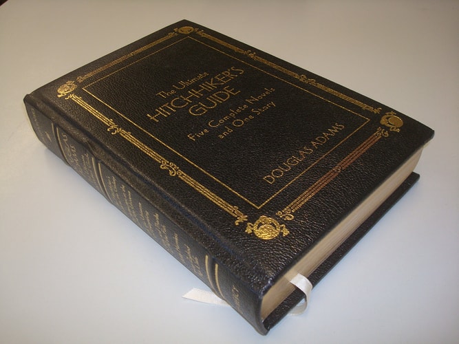 The Ultimate Hitchhiker's Guide: Five Complete Novels and One Story (Deluxe Edition)